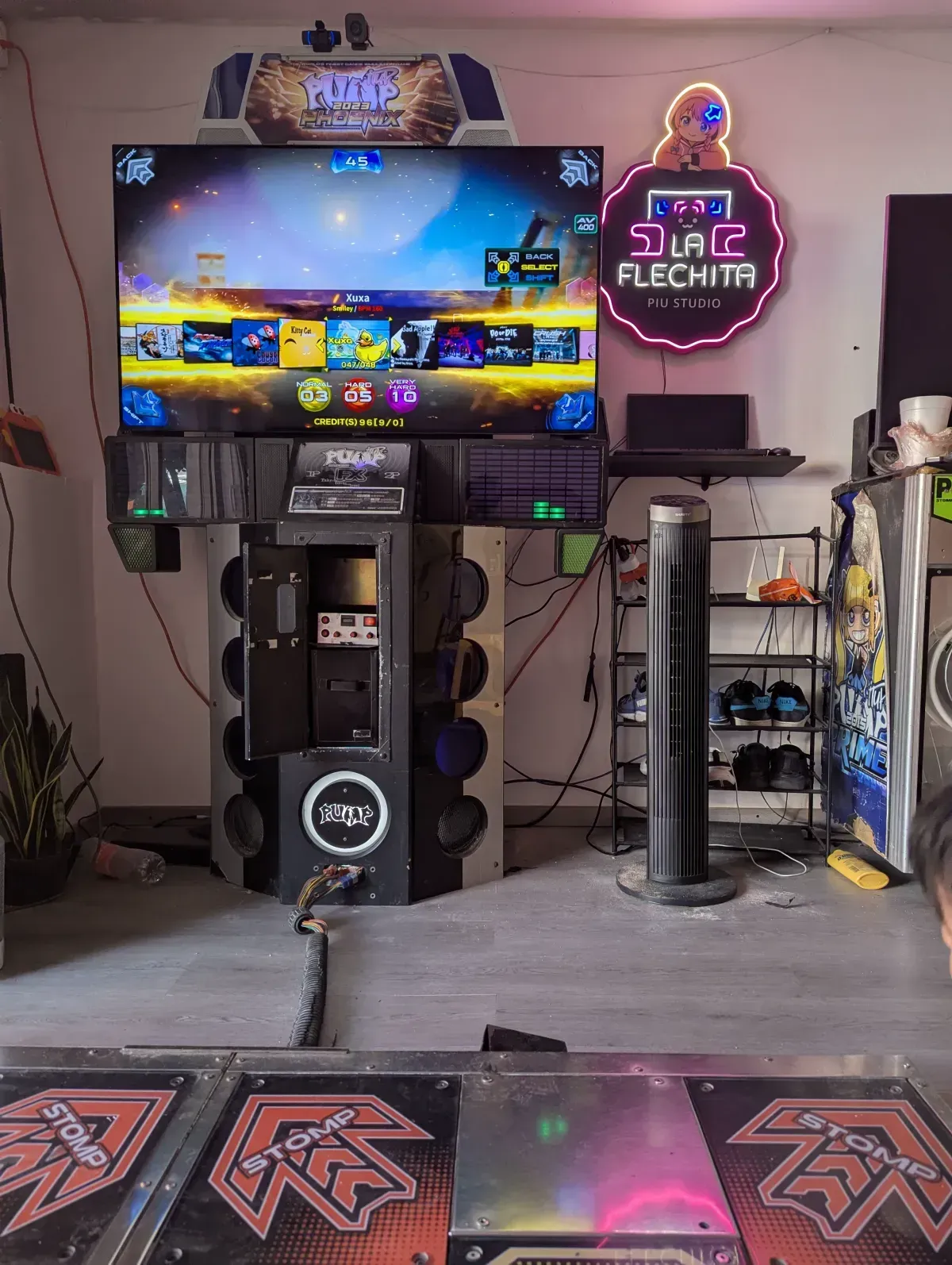 Máquina de Pump It Up Phoenix y letrero neón de La Flechita PIU Studio, arcade en Copilco, Coyoacán, CDMX