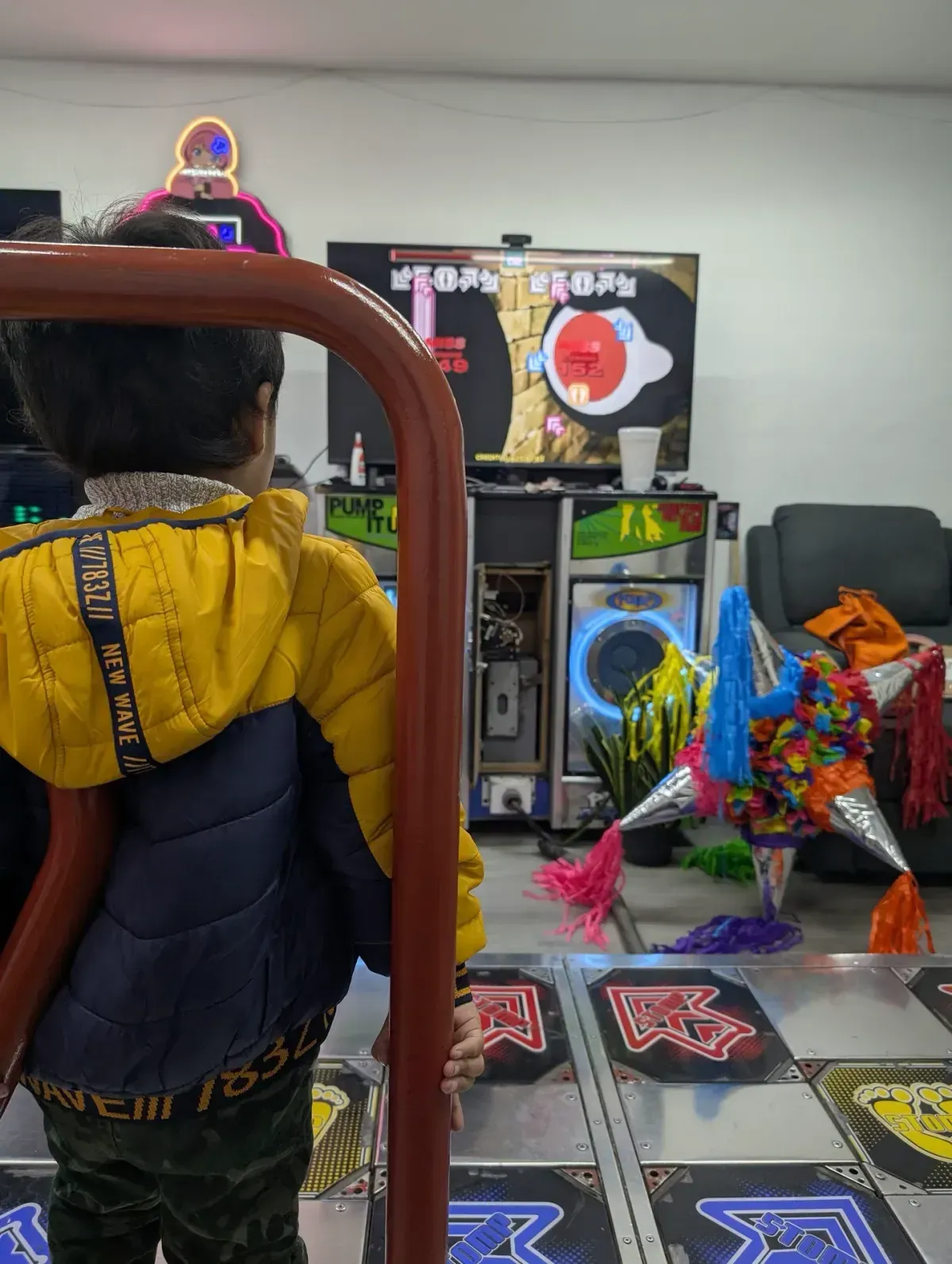 Jugador en una máquina de baile Pump It Up en La Flechita, arcade en Coyoacán, CDMX