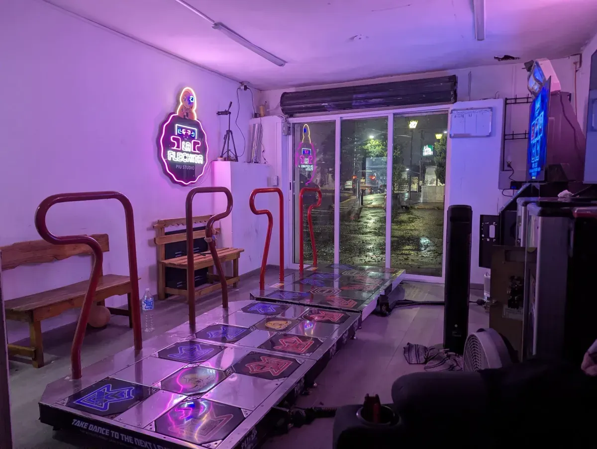 Máquinas de baile Pump It Up con barras de apoyo en La Flechita, arcade en Copilco, CDMX