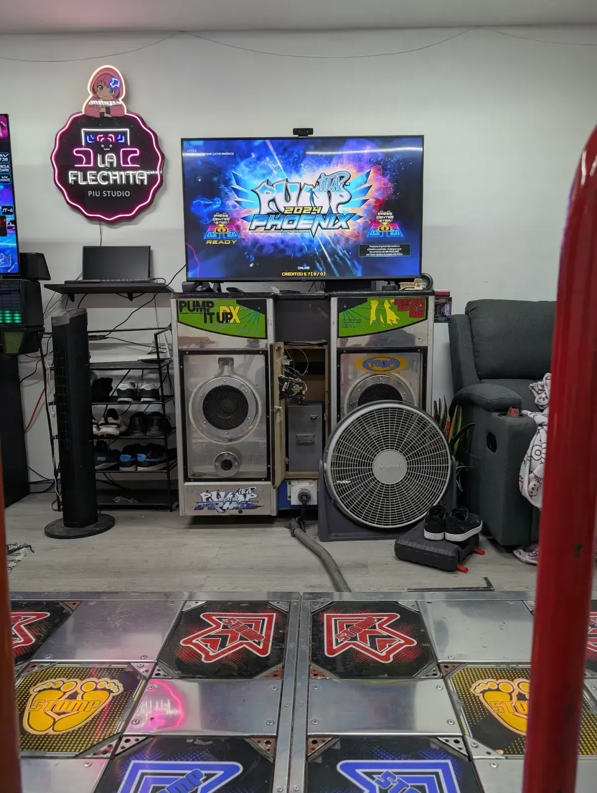 Sala principal de La Flechita con máquina de Pump It Up Phoenix y pista de baile, arcade en Coyoacán, CDMX